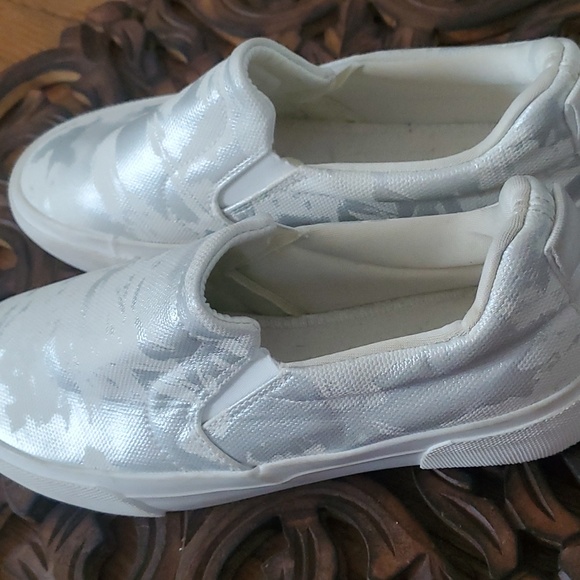 Sneakers - Picture 3 of 4